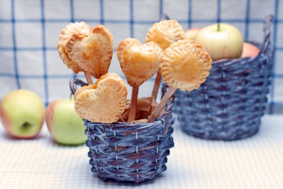 pyragėliai su obuoliais ant pagaliuko