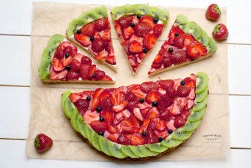 vasariškas pyragas arba vaisių pica vaidina arbūzą