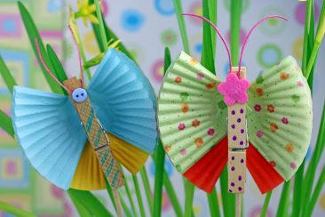 pavasarinės dekoracijos drugeliai iš keksiukų popierėlių