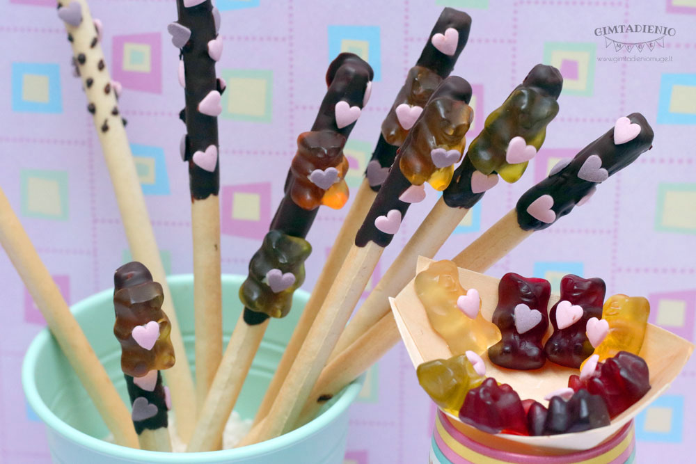 valentino diena vaikams šokoladuotos duonos lazdelės su įsimylėjusiais meškiukais guminukais