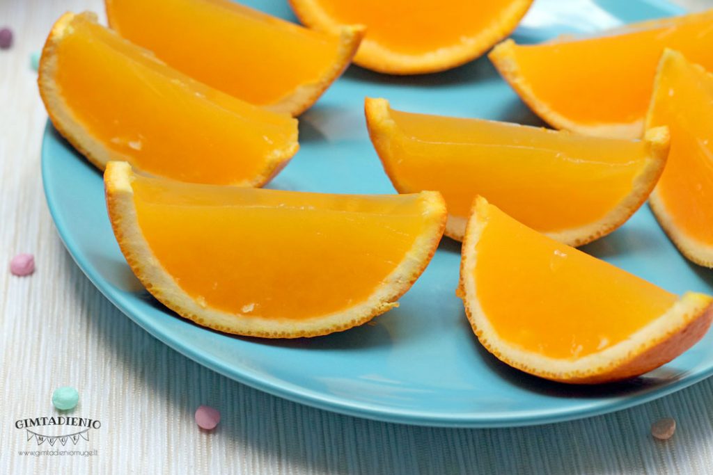želė apelsinų skiltelėse greitas desertas vaikų gimtadieniui