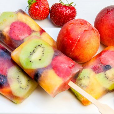 sveiki naminiai ledai arba vaisių salotos ledų indelyje
