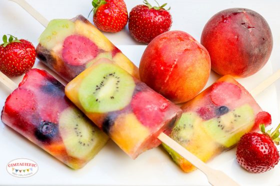 sveiki naminiai ledai arba vaisių salotos ledų indelyje