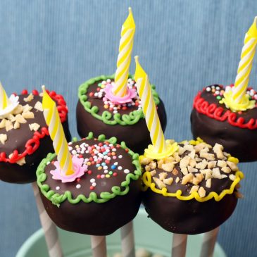 greitai pagaminami cake popsai gimtadieniui arba mini tortukai ant pagaliuko