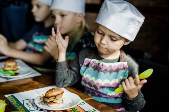 vaikų gimtadienis burgerių gaminimas