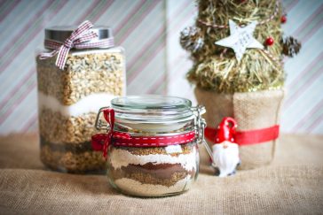 2 receptai greitoms kalėdinėms dovanoms pyragas ir avižiniai sausainiai stiklainyje