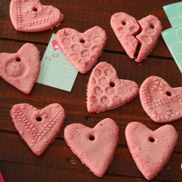 kūrybiniai darbeliai valentinui širdelės iš druskos tešlos