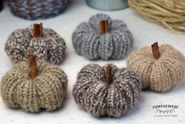 rudens-dekoracijos-megzti-ir-nerti-moliūgai