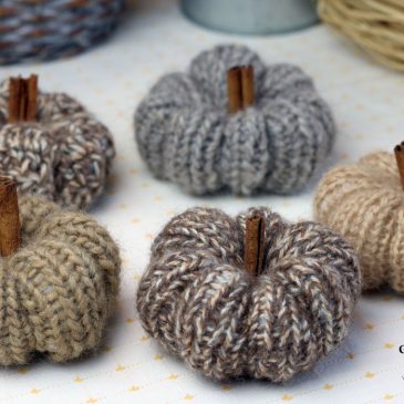 rudens-dekoracijos-megzti-ir-nerti-moliūgai